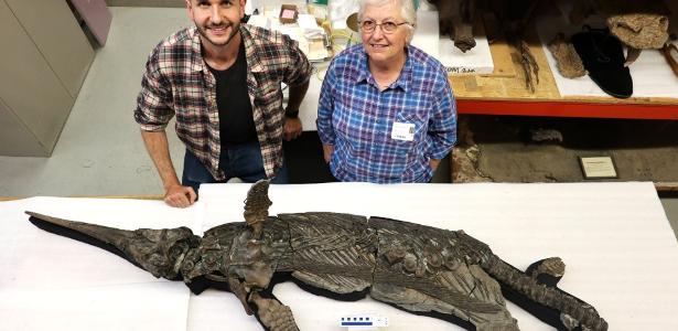 Dean Lomax e Judy Massare com o fóssil do dragão espada