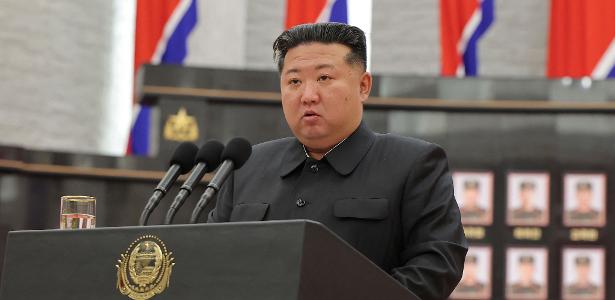 O líder norte-coreano Kim Jong Un discursa em cerimônia de concessão de condecorações de Estado em Pyongyang