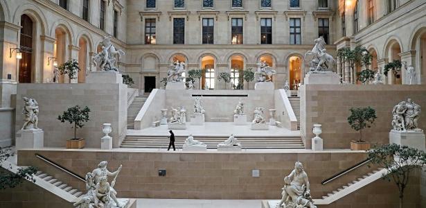 Interior do Museu do Louvre, em Paris, na França