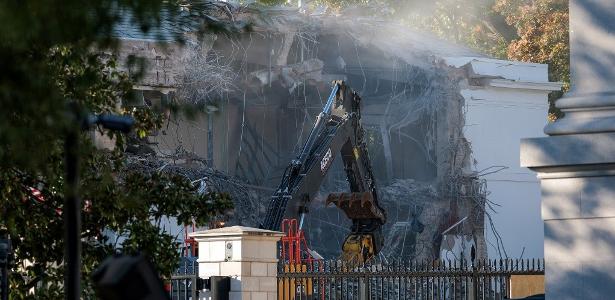 20.out.2025 - A fachada da Ala Leste da Casa Branca é demolida pelas equipes de trabalho