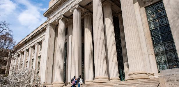 Pessoas caminham pelo campus do Instituto de Tecnologia de Massachusetts (MIT) em Cambridge, Massachusetts