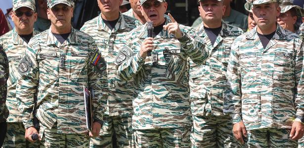 O Ministro da Defesa da Venezuela, Vladimir Padrino López (centro), discursa em evento em Caracas