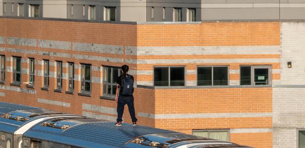 Foto de 2023 mostra pessoa "surfando" no metrô de Nova York
