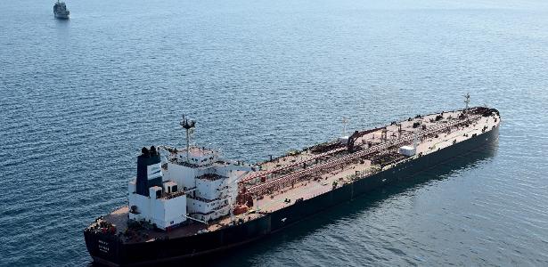 O petroleiro Boracay, da chamada "frota fantasma" russa, na costa do porto de Saint-Nazaire, na França