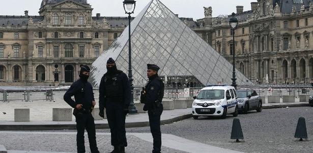 Polícia em frente do Museu do Louvre, em Paris, que teve joias da época do Império Francês roubadas