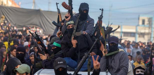 Militantes do Hamas fortemente armados em um território da Faixa de Gaza