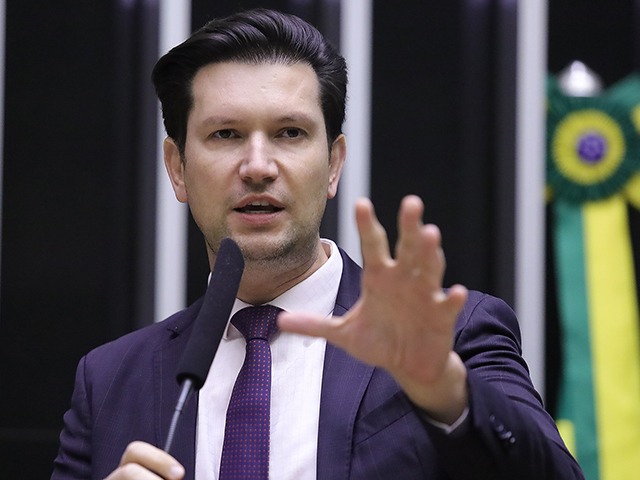 Deputy from Novo says he suffered “sapatenisphobia” and deputy mocks