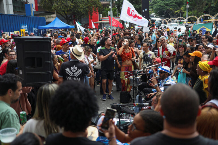 Right and left occupy Avenida Paulista after Bolsonaro's arrest
