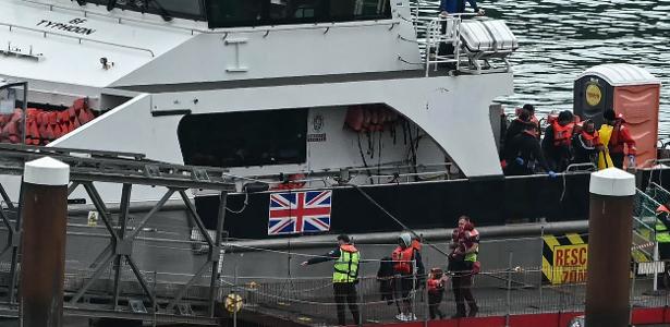 Agentes de fronteira auxiliam crianças migrantes resgatadas no mar, tentando atravessar o Canal da Mancha