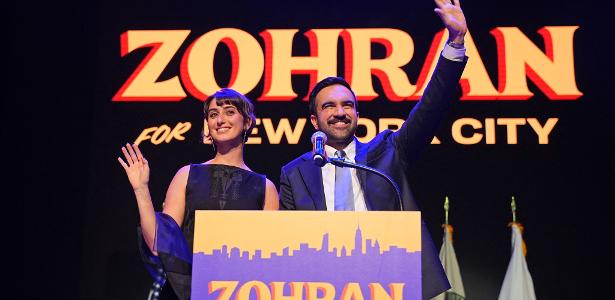 Zohran Mamdani comemora a vitória ao lado da esposa, Rama Duwaji, em evento no Brooklyn