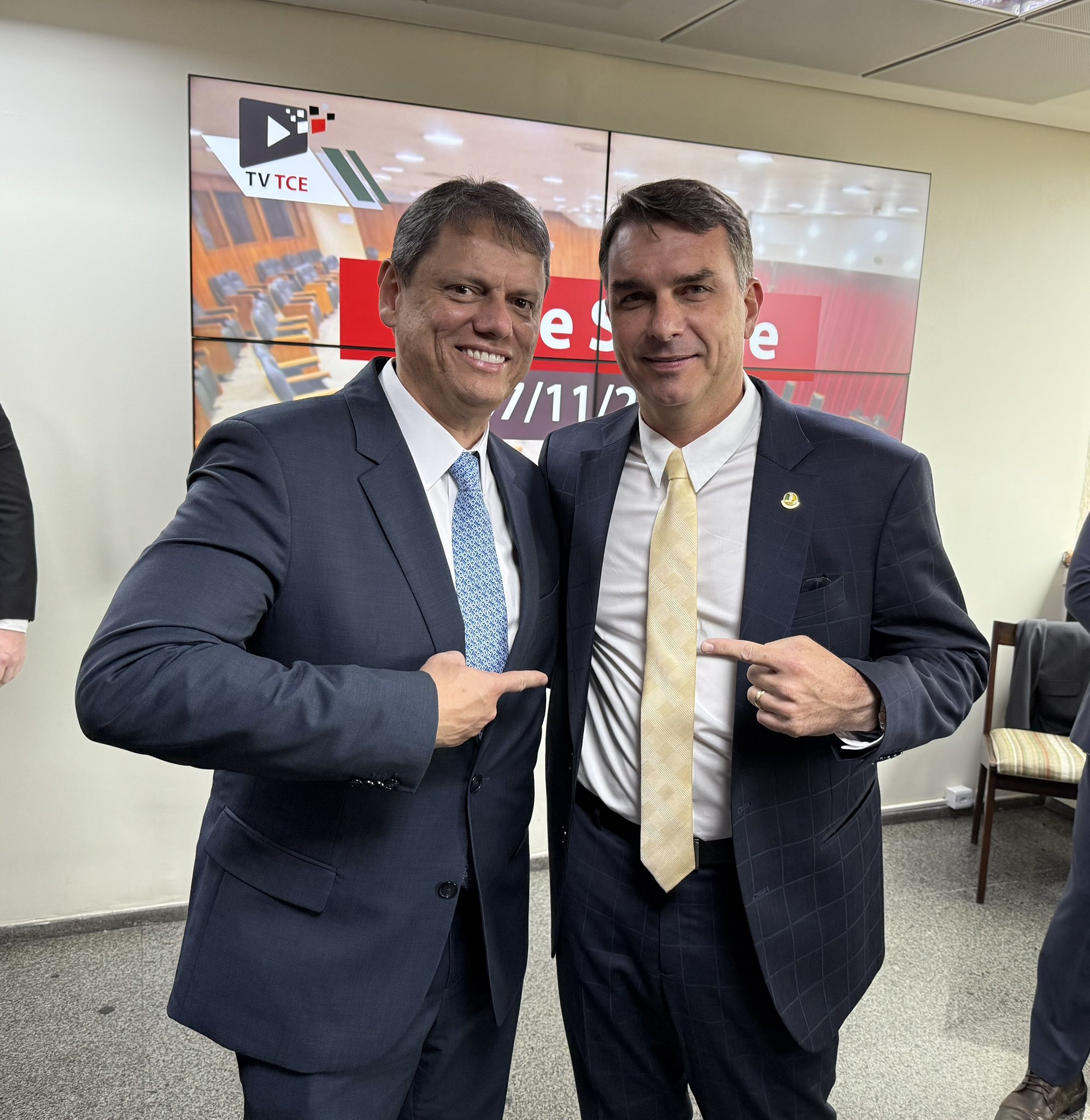 Amid the discussion about Bolsonaro's succession, Flávio posts a photo with Tarcísio