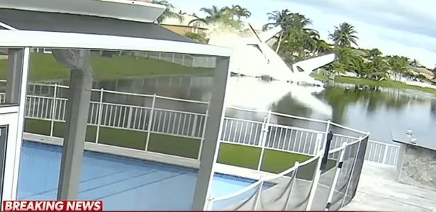 Momento em que avião cai em lago, na Flórida