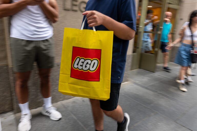 Forget the gym voucher: new benefit offers R$5,200 worth of Legos to employees
