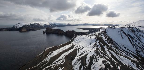 Vista geral da Ilha Deception, no Arquipélago Shetland do Sul, próximo à nova EACF (Estação Antártica Comandante Ferraz)