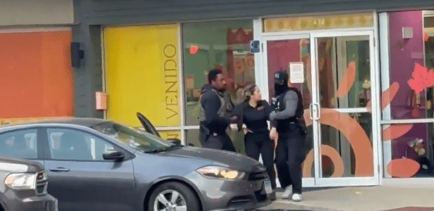 Agentes da imigração invadiram escola e retiraram professora do local na frente das crianças em Chicago (EUA)