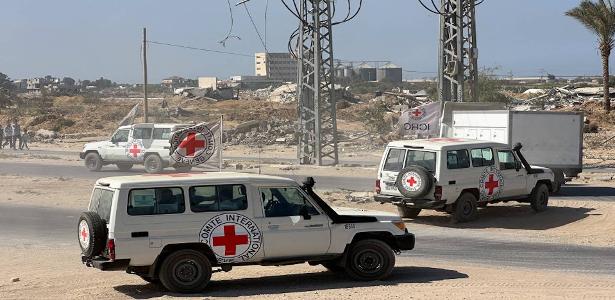 Veículos da Cruz Vermelha em meio a cessar-fogo entre Israel e o Hamas