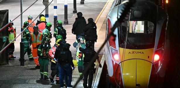 Polícia da Inglaterra em trem que teve ataque a faca na estação Huntingdon, no leste do país