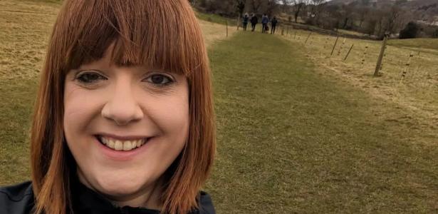 A britânica Paula Ivers morreu após o hospital confundir sintomas de ataque cardíaco com gases presos