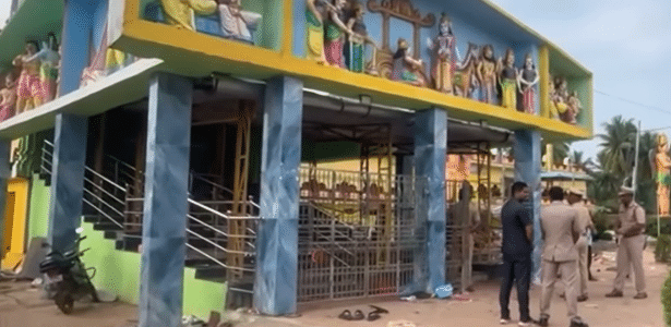 Polícia da Índia no templo Sri Venkateswara Swamy, onde nove pessoas morreram após superlotação