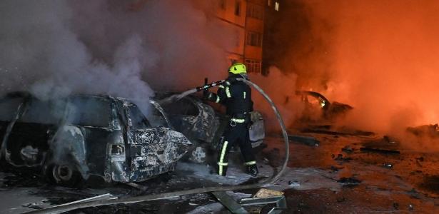 Bombeiro combate incêndio em Kharkiv, no leste da Ucrânia, após ataque russo