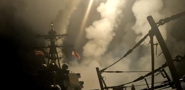De local não divulgado, navio americano dispara mísseis contra o Iêmen