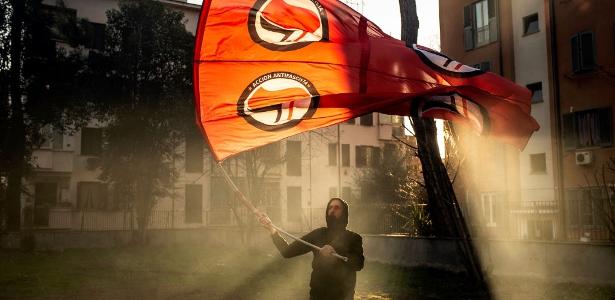 Manifestante com bandeira antifascista participa de marcha em memória de ativista Valerio Verbano, em 2020, em Roma, na Itália