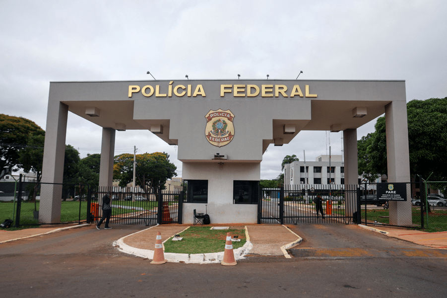 Vigil ends in confusion after man speaks in favor of Bolsonaro’s arrest