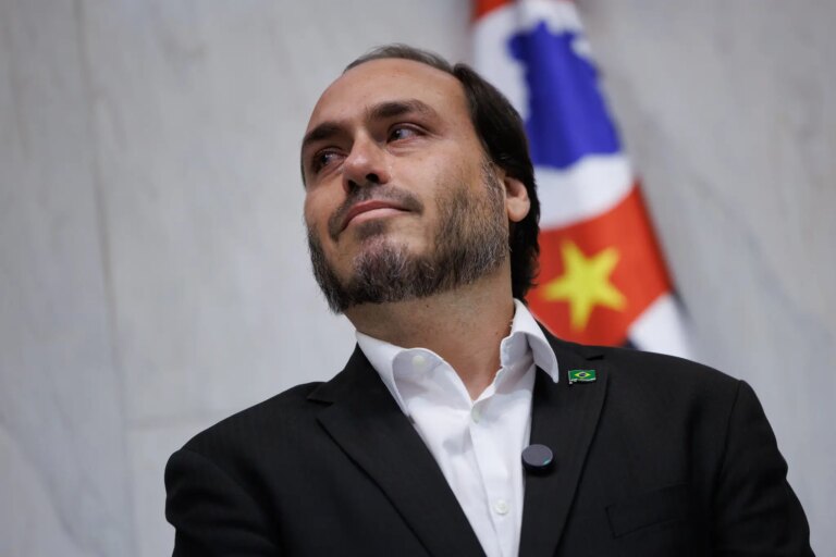 Carlos Bolsonaro cries during a tribute at Alesp and says his father suffers 'inhumanity'
