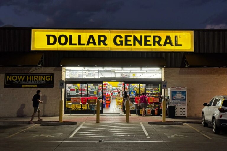 Salários não acompanham inflação nos EUA, e clientes de classe média vão a lojas como a Dollar General (Foto: Jakub Porzycki—NurPhoto/Getty Images/The New York Times Licensing Group)