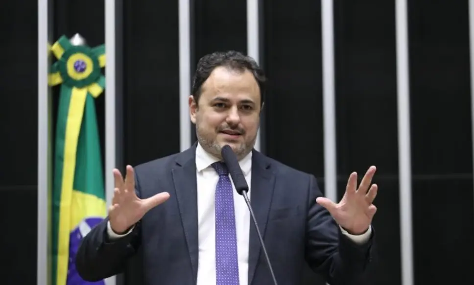 In protest, Glauber Braga occupies the Presidency of the Chamber
