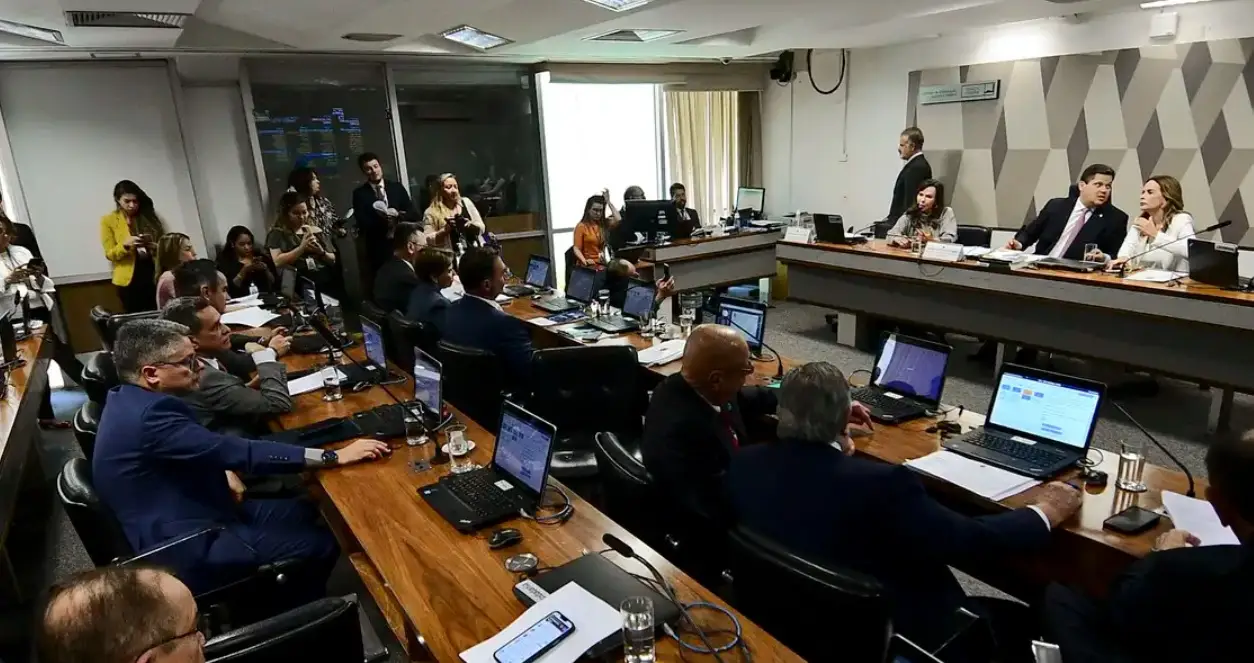 Senate CCJ approves PEC that reduces weekly working hours and eliminates 6×1 regime