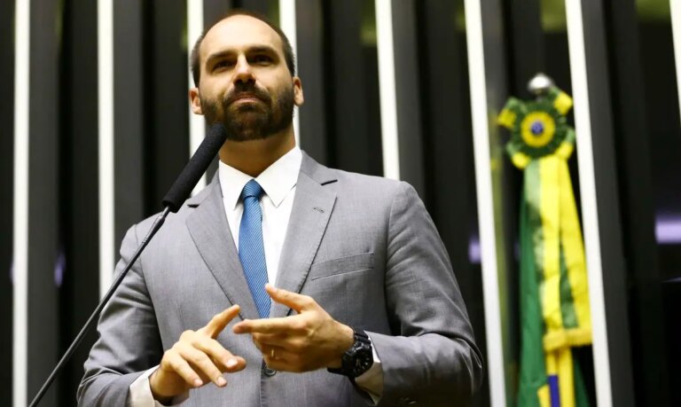 Eduardo Bolsonaro says he can request a passport for a 'stateless person' after being revoked
