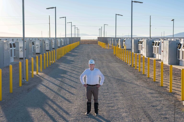 Christopher Shelton, executivo na empresa de energia solar AES, num projeto em Lancaster, Califórnia (Ruth Fremson/The New York Times)