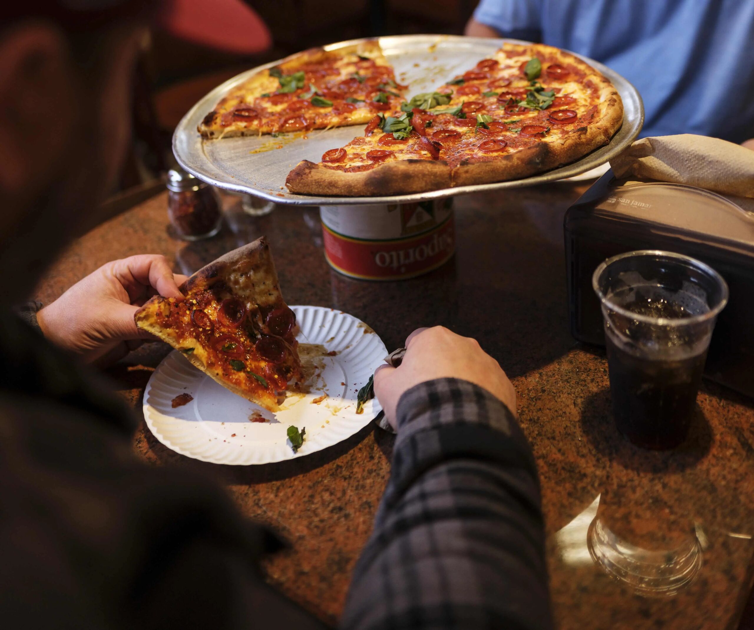 Consumidores nos EUA estão pedindo menos complementos para suas pizzas (Foto: Karsten Moran/The New York Times)