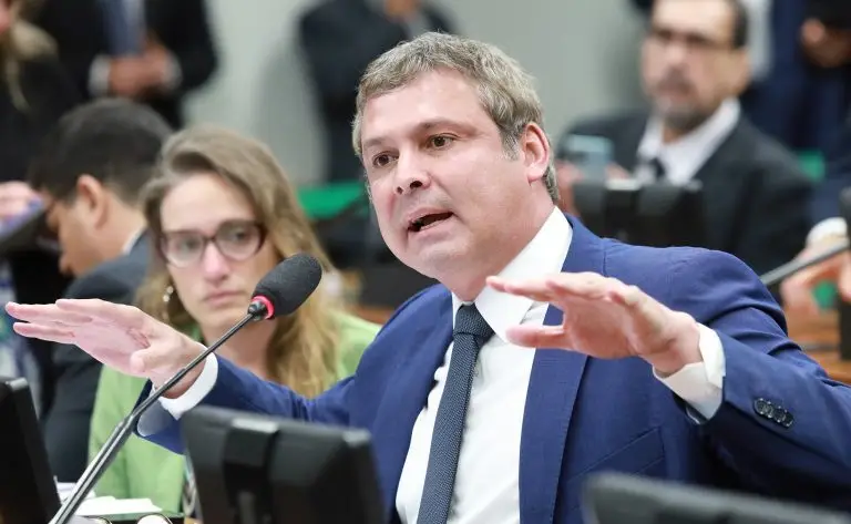 Flávio Bolsonaro saying that “it has a price” reveals blackmail, says Lindbergh

