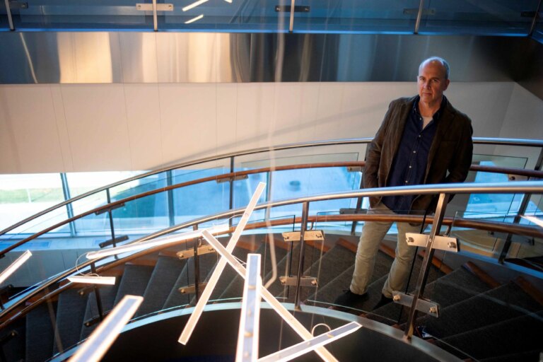 Doug Field, chefe de veículos elétricos da Ford, que busca redesenhar sua frota diante da concorrência chinesa (Foto: Emily Elconin/The New York Times)