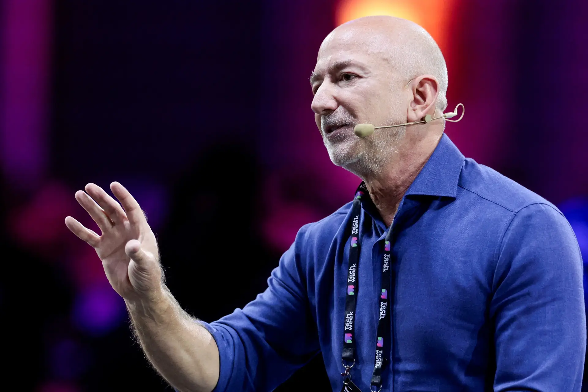 O fundador da Amazon, Jeff Bezos, participa no painel principal da Italian Tech Week 2025 em Turim, Itália. REUTERS/Remo Casilli