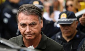 Bolsonaro presents instability in his body balance, doctors say