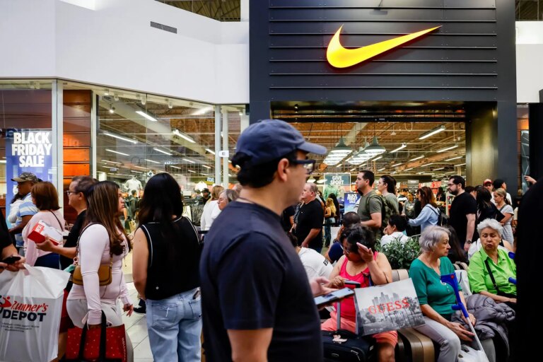 Clientes do lado de fora de uma loja Nike Factory em um outlet em Sunrise, Flórida, em 28 de novembro. Foto: Eva Marie Uzcategui/Bloomberg