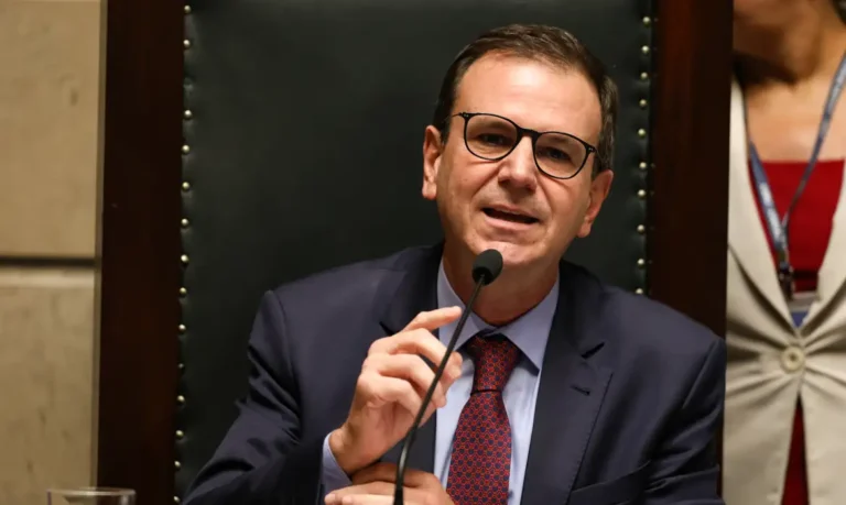 Paes says that 'hidden forces' are acting to change the policy that attracted flights to Galeão
