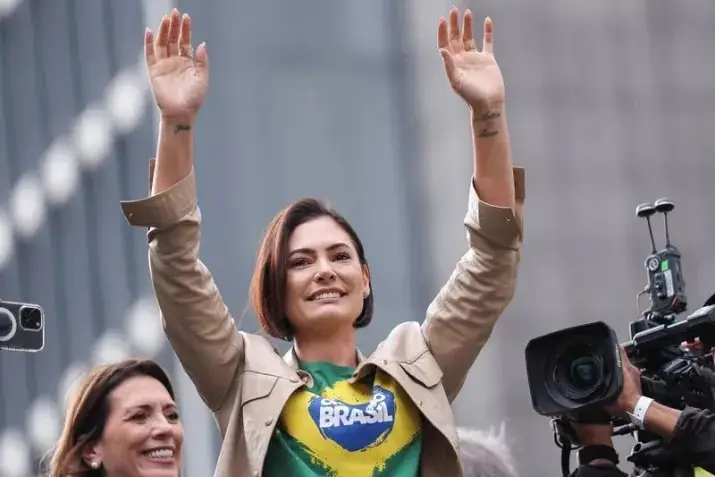 Without mentioning Lula, Michelle makes a statement at the same time as the president
