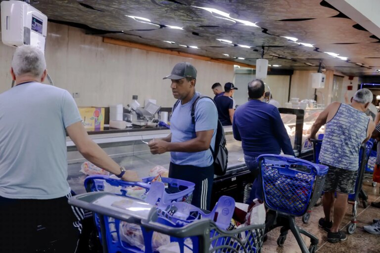 With the president's departure, Venezuelans rush to stock up on food
