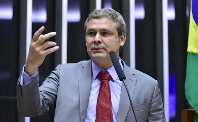 PT leader calls for investigation against Nikolas and Bolsonaro brothers for coup plotting
