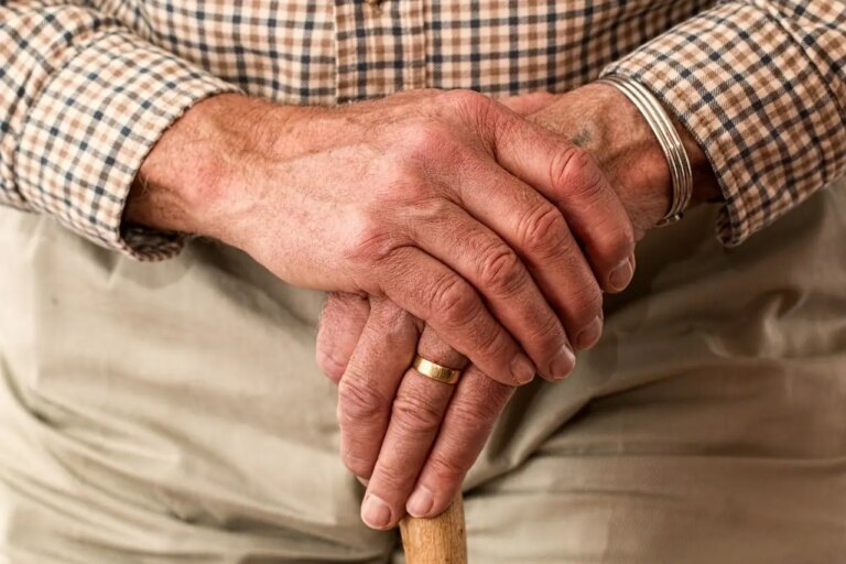 Retirees who earn more than the minimum wage lose purchasing power
