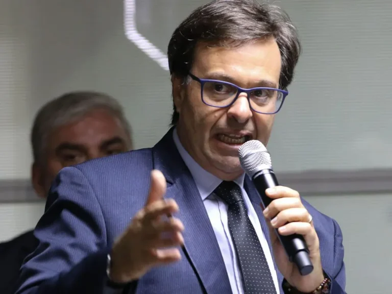 Bolsonaro's minister who tried to obtain a Portuguese passport for Mauro Cid leaves the PL
