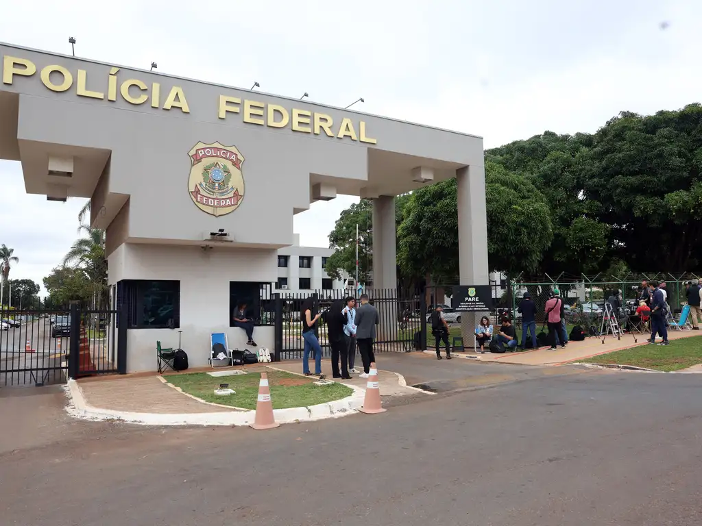 Carlos Bolsonaro says doctors were called to prison after his father's health worsened