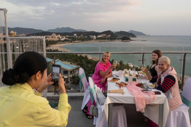 Restaurante com vista para a baía Dadonghai, em Sanya, na ilha Hainan, China (Foto: Gilles Sabrié/The New York Times)