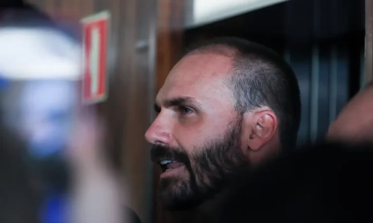 Eduardo criticizes Moraes for denying Bolsonaro residence and compares it with the Collor case
