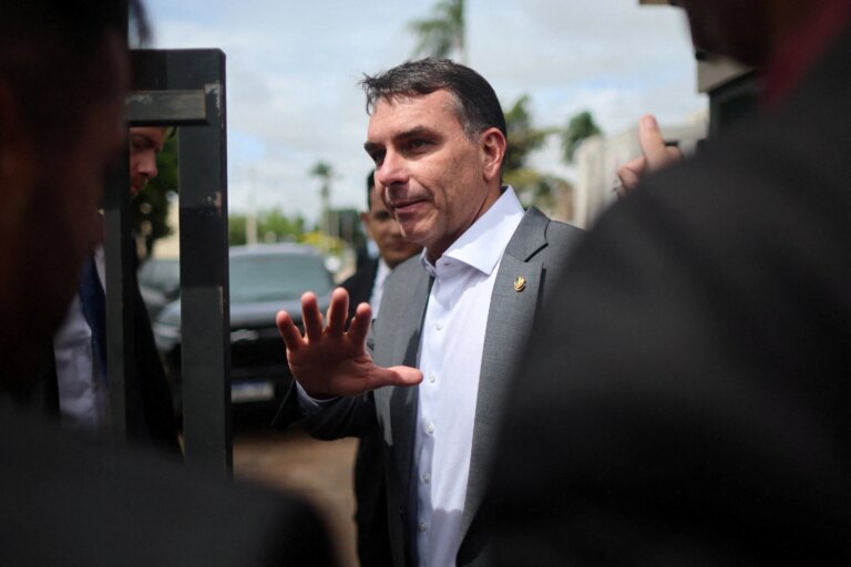 Flávio consolidates base and leaves dialogue with the center for later, says political scientist

