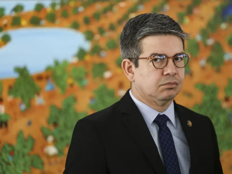 Randolfe defends broad investigation into Master, from laundering to campaign donations
